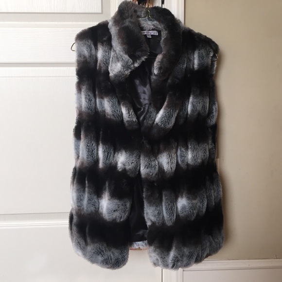 Jennifer Lopez Ombré faux fur vest. (Small) - Picture 2 of 3